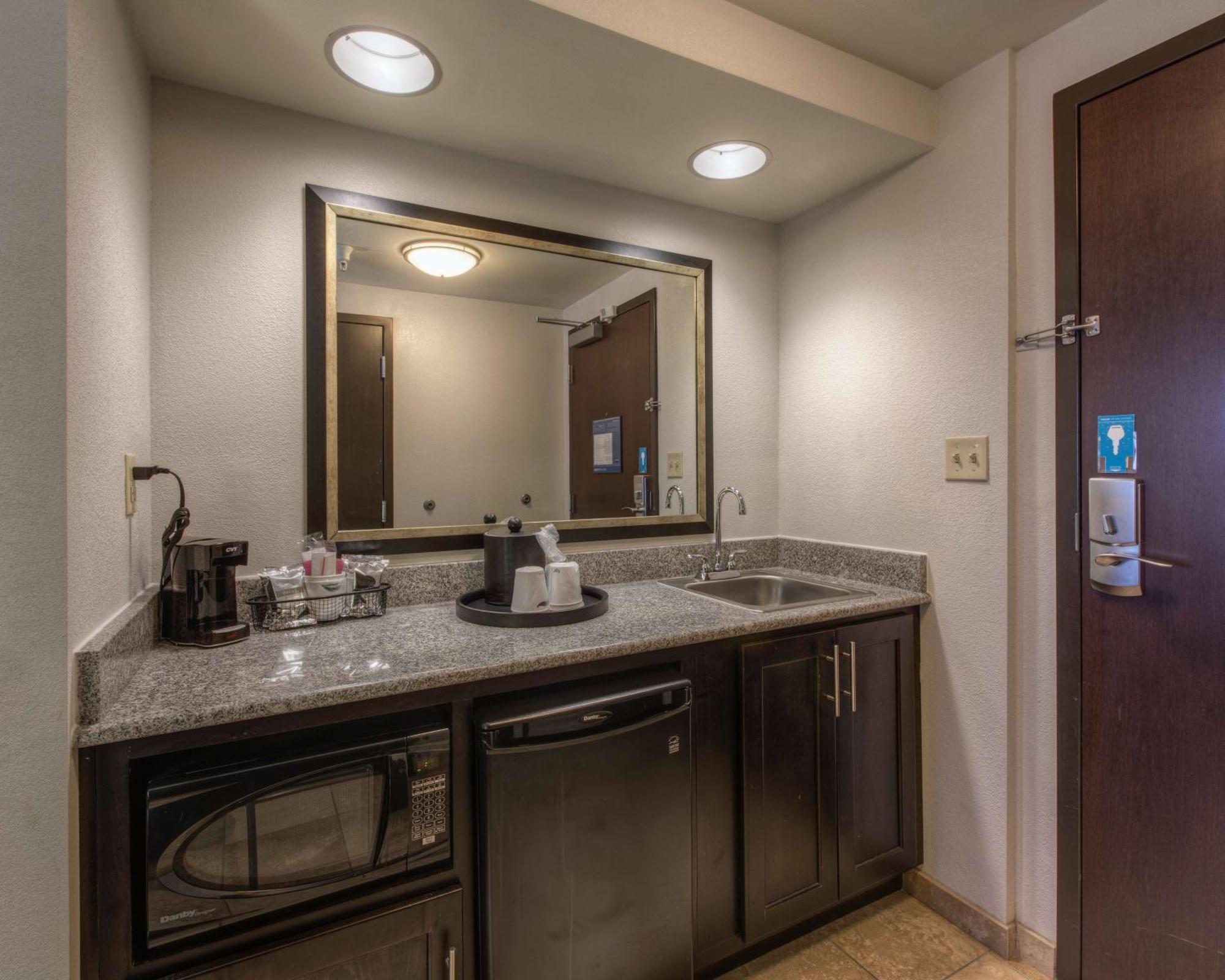 Hampton Inn&Suites Detroit/Airport Romulus Buitenkant foto